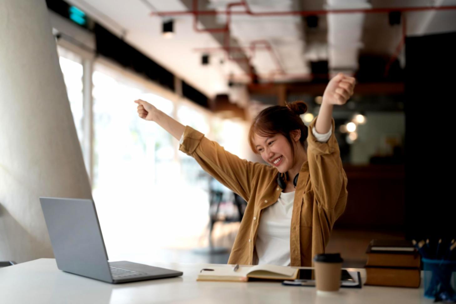 Estudiante revisando gráficos de predicción en portátil