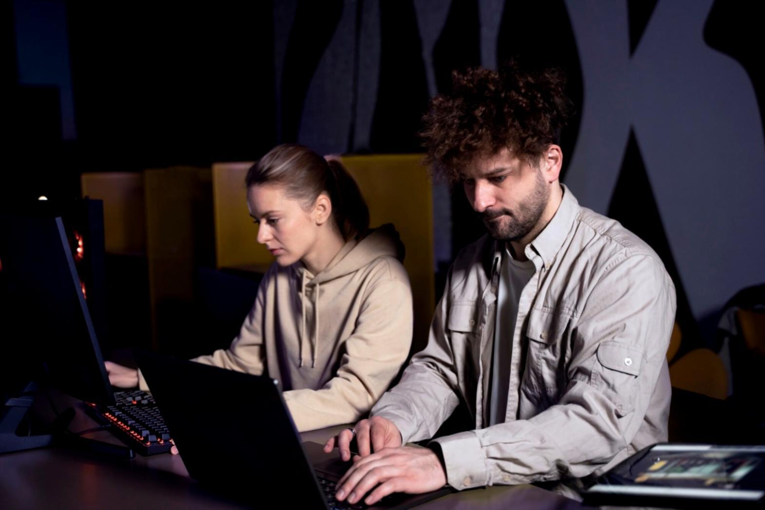 Persona trabajando con datos y gráficos financieros en pantalla